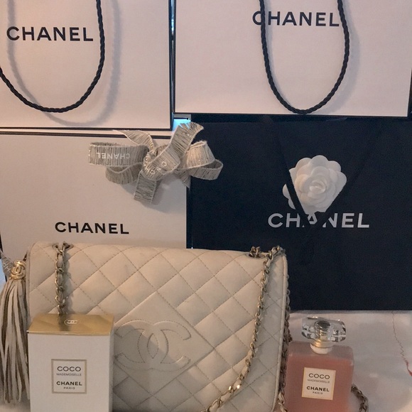 CHANEL Handbags - Chanel Vintage Purse w/tassel